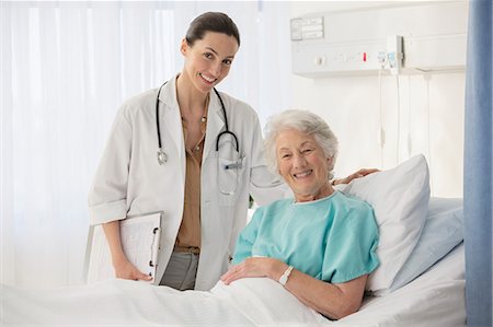 Portrait of doctor and aging patient in hospital room Stockbilder - Premium RF Lizenzfrei, Bildnummer: 6113-07146722