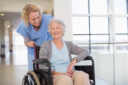 Nurse and aging patient smiling in hospital corridor Foto de stock - Sin royalties Premium, Código: 6113-07146733