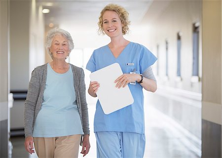 Portrait of smiling nurse and senior patient in hospital corridor Photographie de stock - Premium Libres de Droits, Code: 6113-07146736