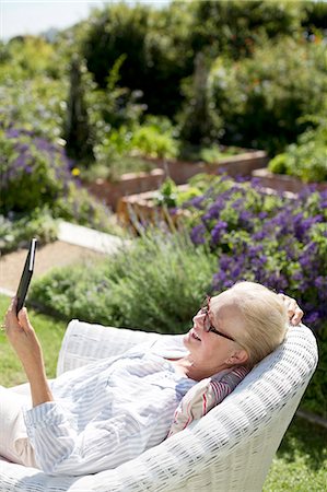 senior with computer - Senior woman using digital tablet in garden Foto de stock - Sin royalties Premium, Código: 6113-07146867
