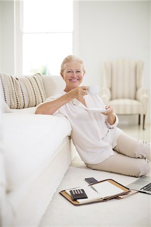 finance retirement - Senior woman drinking coffee on living room floor Foto de stock - Sin royalties Premium, Código: 6113-07146880