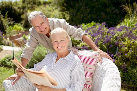 simsearch:6113-06499037,k - Senior couple reading newspaper in garden Stock Photo - Premium Royalty-Free, Code: 6113-07146886