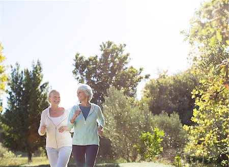 fit senior - Senior women jogging in park Foto de stock - Sin royalties Premium, Código: 6113-07146891