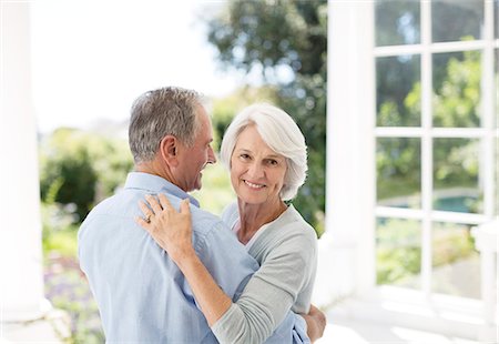 simsearch:614-06625173,k - Senior couple dancing on patio Photographie de stock - Premium Libres de Droits, Code: 6113-07146897