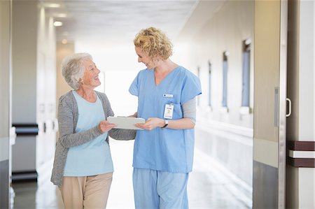 rétablissement (guérison) - Nurse and senior patient talking in hospital corridor Photographie de stock - Premium Libres de Droits, Code: 6113-07146808