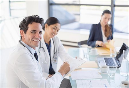 Portrait of smiling doctor in meeting Foto de stock - Sin royalties Premium, Código: 6113-07146812