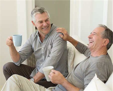 senior, conversation - Senior men enjoying cup of coffee Foto de stock - Sin royalties Premium, Código: 6113-07146829