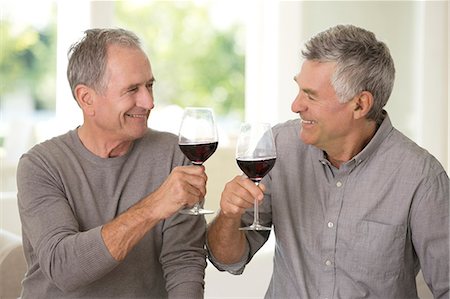 Senior men toasting wine glasses Fotografie stock - Premium Royalty-Free, Codice: 6113-07146834