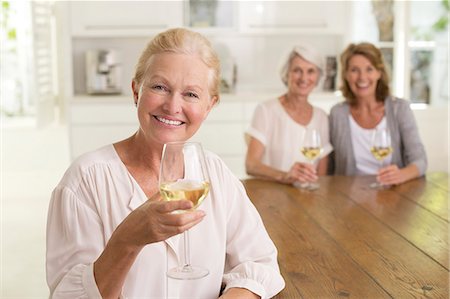 simsearch:6113-07146829,k - Portrait of smiling senior women drinking white wine Foto de stock - Sin royalties Premium, Código: 6113-07146945