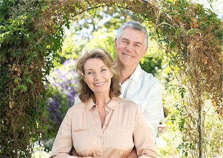 senior couple eye contact head and shoulders not indoors - Portrait of smiling senior couple in garden Photographie de stock - Premium Libres de Droits, Code: 6113-07146946