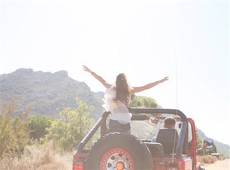 Woman standing in sport utility vehicle Photographie de stock - Premium Libres de Droits, Code: 6113-07147045