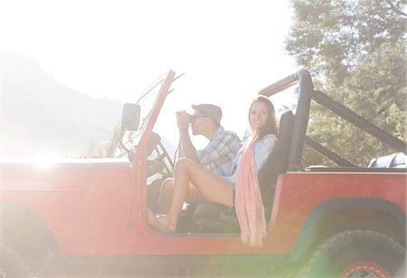 Couple sitting in sport utility vehicle Photographie de stock - Premium Libres de Droits, Code: 6113-07147056