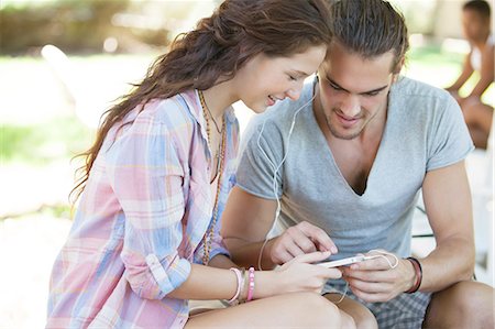 share listen music - Couple listening to mp3 player outdoors Stock Photo - Premium Royalty-Free, Code: 6113-07147084