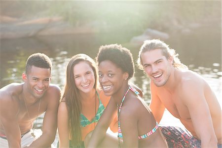 posición - Friends smiling at riverside Foto de stock - Sin royalties Premium, Código: 6113-07147099