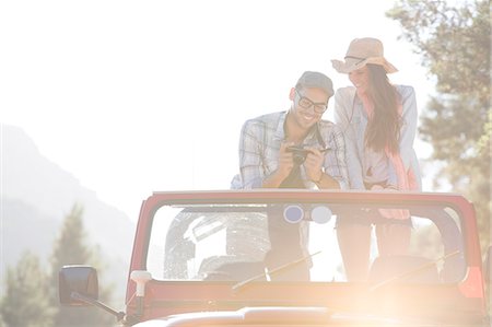 simsearch:6113-07565125,k - Couple with digital camera in sport utility vehicle Stock Photo - Premium Royalty-Free, Code: 6113-07147009
