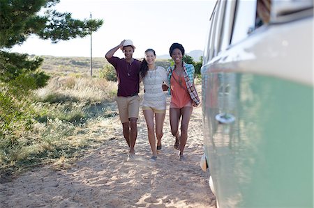 summer vacation van - Friends walking to camper van on beach Photographie de stock - Premium Libres de Droits, Code: 6113-07147012