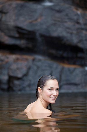 estanque - Woman swimming in pool Foto de stock - Sin royalties Premium, Código: 6113-07147025