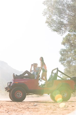 Couple relaxing in sport utility vehicle on dirt road Photographie de stock - Premium Libres de Droits, Code: 6113-07147028