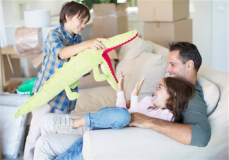 einzug - Father and children playing in new house Stockbilder - Premium RF Lizenzfrei, Bildnummer: 6113-07147141