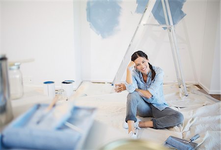 diy renovations - Portrait of woman surrounded by paint supplies Photographie de stock - Premium Libres de Droits, Code: 6113-07147161