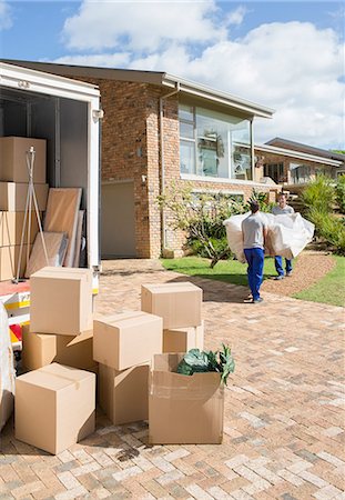 Movers carrying sofa from moving van to new house Foto de stock - Sin royalties Premium, Código: 6113-07147173