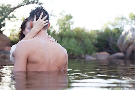 simsearch:6113-07147423,k - Couple hugging in lake Foto de stock - Royalty Free Premium, Número: 6113-07147104