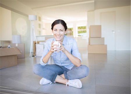 Woman drinking coffee among cardboard boxes Foto de stock - Sin royalties Premium, Código: 6113-07147240