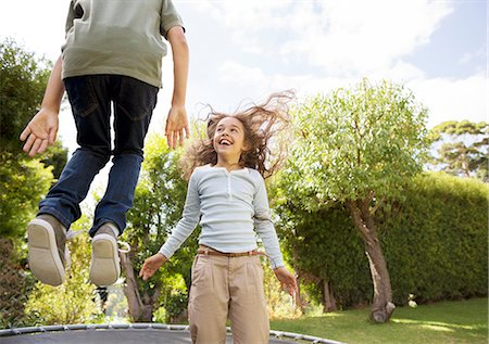 fin de semana - Children jumping on trampoline in backyard Foto de stock - Sin royalties Premium, Código: 6113-07147245