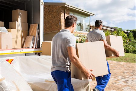 Movers carrying boxes in new house Foto de stock - Sin royalties Premium, Código: 6113-07147210