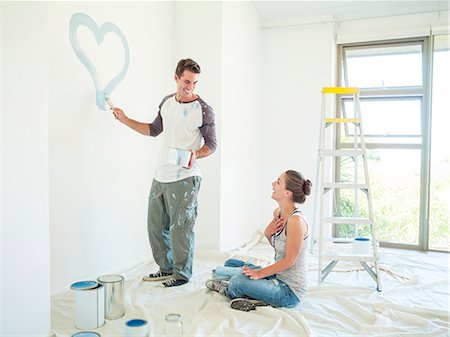 escalera de mano - Woman watching man paint blue heart on wall Foto de stock - Sin royalties Premium, Código: 6113-07147212