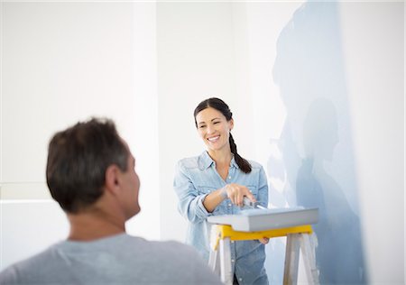 peindre (activité non artistique) - Couple painting wall blue Photographie de stock - Premium Libres de Droits, Code: 6113-07147229