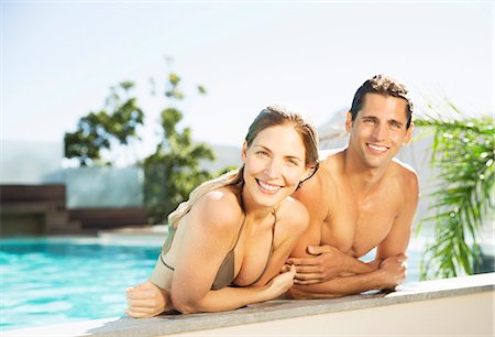 simsearch:6113-07147423,k - Couple relaxing in swimming pool Foto de stock - Royalty Free Premium, Número: 6113-07147384