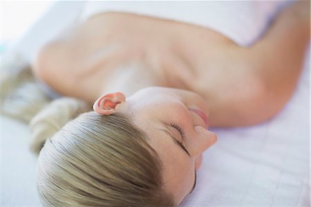 Woman laying on massage table at spa Foto de stock - Sin royalties Premium, Código: 6113-07147385