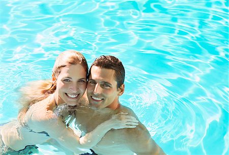 simsearch:6113-06909333,k - Portrait of smiling couple in swimming pool Photographie de stock - Premium Libres de Droits, Code: 6113-07147395