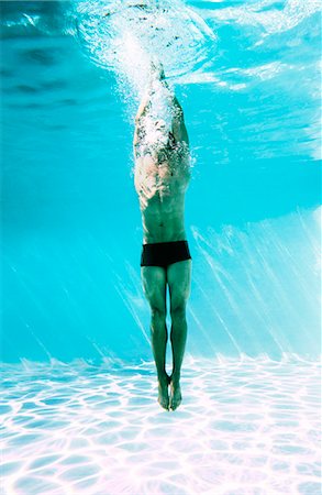 person underwater looking up - Man underwater in swimming pool Photographie de stock - Premium Libres de Droits, Code: 6113-07147452