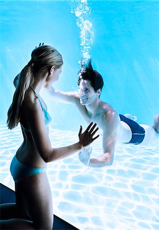 swimming and indoor - Woman at window smiling at man underwater Foto de stock - Sin royalties Premium, Código: 6113-07147409