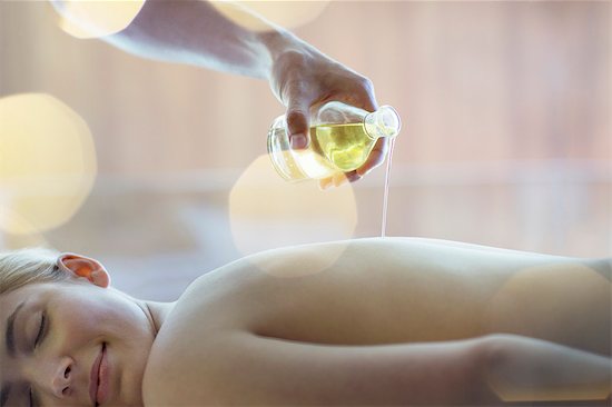 Woman receiving massage at spa Photographie de stock - Premium Libres de Droits, Le code de l’image : 6113-07147413