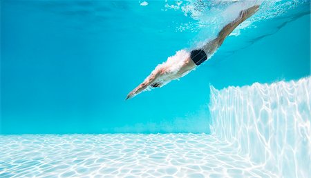 simsearch:6113-07147452,k - Man diving into swimming pool Stockbilder - Premium RF Lizenzfrei, Bildnummer: 6113-07147434