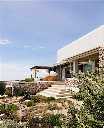 Landscaping around modern house Photographie de stock - Premium Libres de Droits, Code: 6113-07147550