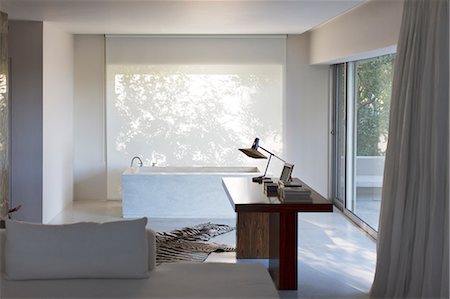 penumbras - Desk and bathtub in modern house Foto de stock - Sin royalties Premium, Código: 6113-07147575