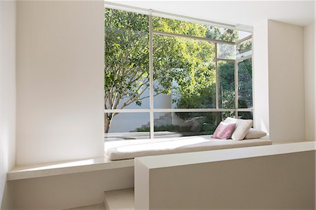 Window seat overlooking trees Photographie de stock - Premium Libres de Droits, Code: 6113-07147583