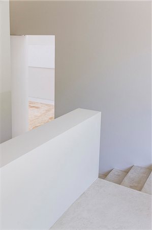 simsearch:6113-06498322,k - Staircase and half walls of modern house Foto de stock - Royalty Free Premium, Número: 6113-07147582