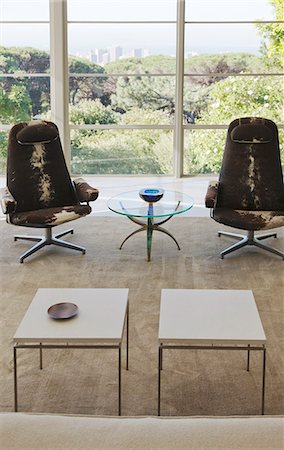 symmetrisch - Chairs and tables in modern living room Stockbilder - Premium RF Lizenzfrei, Bildnummer: 6113-07147586