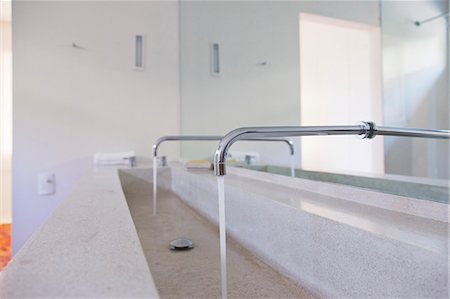 Running faucets in modern bathroom Photographie de stock - Premium Libres de Droits, Code: 6113-07147592