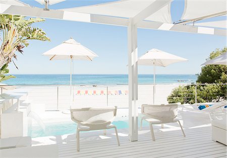 parasol de plage - Patio overlooking beach and ocean Photographie de stock - Premium Libres de Droits, Code: 6113-07147513