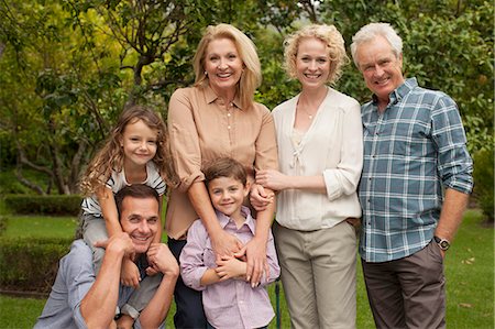 famille élargie - Portrait of multi-generation family smiling outdoors Photographie de stock - Premium Libres de Droits, Code: 6113-07147673