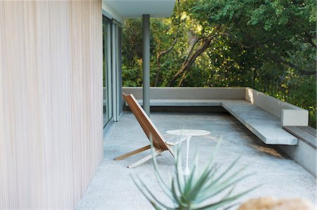 simple houses - Chair and table on modern patio Foto de stock - Sin royalties Premium, Código: 6113-07147602