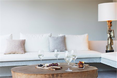 Wine and cheese on coffee table in modern living room Photographie de stock - Premium Libres de Droits, Code: 6113-07147604