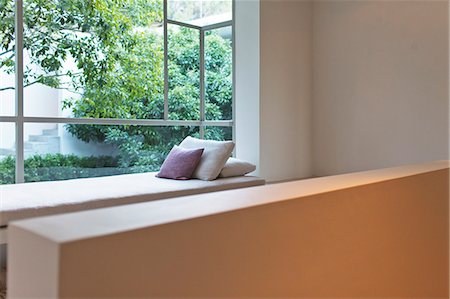 Window seat overlooking courtyard Photographie de stock - Premium Libres de Droits, Code: 6113-07147610