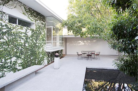 Table and chairs in modern courtyard Stock Photo - Premium Royalty-Free, Code: 6113-07147616